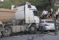 Esenler'de ortalık savaş alanına döndü! Freni boşalan kamyon park halindeki araçları ezdi