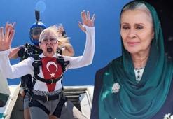 Gonca Cilasun’un adrenalin dolu anları! Uçaktan atlayıp paraşütle süzüldü