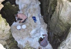 Hava 40 derece, kar 10 metre derinde! Antalya’daki gelenek şaşırtıyor