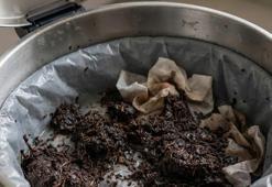 Çay posasının kötü kokusunu çöpten silip atıyor! Çöp kutusunun altına 1 kaşık serpiştirin