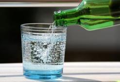 Manchester Üniversitesi araştırması kanıtladı: Ne soda ne süt! Mide yanmasını 5 dakikada söndüren içecek...