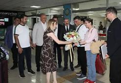 Van-Tahran arasında ilk uçuş gerçekleşti! İranlı turistlere çiçekli karşılama
