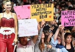 Yıldız Tilbe söyledi, 200 bin kişi tek ses oldu! İstiklal Marşı hep bir ağızdan okundu