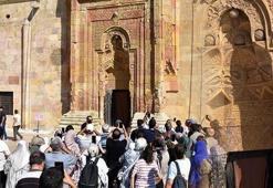 Güneş vurunca ortaya çıkıyor! 800 yıllık camide görenleri şaşırtan gölge