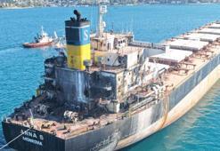 Rusya'da İHA saldırısına uğrayan gemi İstanbul Boğazı'ndan geçti