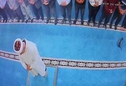 Cami içinde tepki çeken anlar! Namaz sırasında kediyi tekmeledi