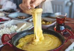 Kuymak dediğin böyle yapılır! Tam ölçülü ve uzadıkça uzayan Karadeniz usulü tarif
