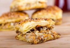 Köz kokulu lezzet şöleni: Fırından çıktığı an kapışılan çıtır patlıcanlı börek tarifi