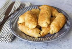 Tepsi tepsi pişirseniz bile anında bitecek! Ağızda dağılan kat kat patatesli rulo börek tarifi