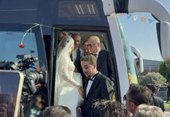 Cumhurbaşkanı Erdoğan’dan genç çifte düğün sürprizi! Gelin ve damadı otobüse davet etti