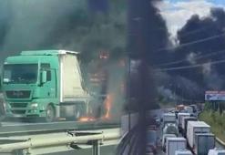 İstanbul'da TEM Otoyolu'nda TIR yangını: Trafik yeniden açıldı