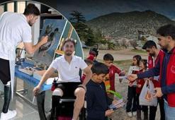 Bacağını kaybetti ama pes etmedi! Protez bacağıyla çocukların kahramanı oldu