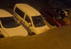 Ankara'da sel nedeniyle yol çöktü, çok sayıda araç hasar gördü