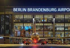 Berlin'de İHA alarmı! Brandenburg Havalimanı uçuşlara kapatıldı