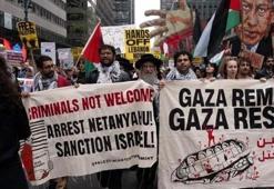 New York’ta tansiyon yükseldi! Ünlü oyuncular Netanyahu protestosunda kelepçelenerek götürüldü