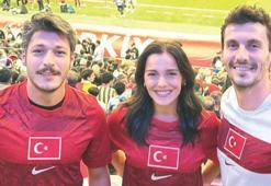Kubilay Aka ve Hafsanur Sancaktutan tribünde