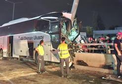 Adana'da yolcu otobüsü yön tabelasının direğine çarptı: 11 yaralı