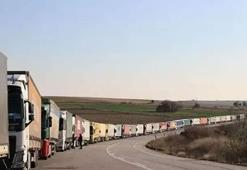Türkiye sınırında 18 kilometrelik TIR kuyruğu! Nedeni belli oldu