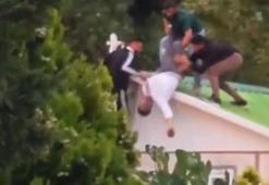 Sakarya’da korku dolu anlar kamerada! Akıma kapılan adamı böyle indirdiler