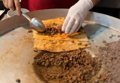 Tantuni lavaşa mı, ekmeğe mi sarılır? Meğer sebebi sadece görüntüsü değilmiş