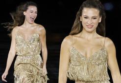 Sahnede kendine hayran bıraktı! Serenay Sarıkaya'nın elbisesinin fiyatı ortaya çıktı