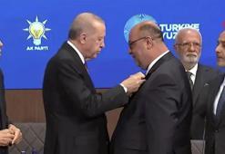 Cumhurbaşkanı Erdoğan, AK Parti'ye 9 belediye başkanına rozetlerini taktı