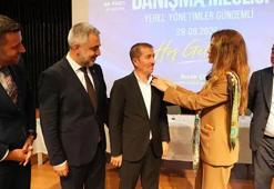 AK Parti’ye geçen 6 yeni üyeye rozetleri takıldı