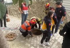 Sokakta yürürken dehşeti yaşadı! Çukura düşen yaşlı kadını itfaiye kurtardı