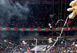 Konyaspor-Filistin maçında duygulandıran anlar! Binlerce oyuncak sahaya atıldı