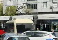 Güngören'de tramvay, ticari minibüse çarptı: Yaralılar var