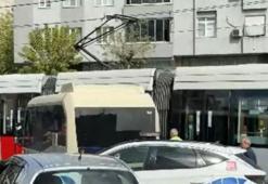 Güngören'de korkutan kaza! Tramvay minibüse çarptı: Yaralılar var