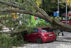 Şişli Harbiye’de şiddetli rüzgar ağacı otomobilin üzerine devirdi
