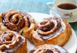Çay ve kahve saatlerinin yeni favorisi! Hamuru pamuk gibi yumuşacık, lezzeti ağızda dağılan orijinal cinnamon roll tarifi