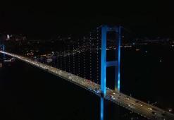 İstanbul Boğazı’ndaki köprüler turkuaz renge büründü