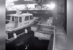 Üsküdar'da yolcu vapuru yalıya çarptı: Kaza anı kamerada