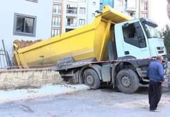 Pendik'te panik anları! Freni boşalan hafriyat kamyonu iş yerine girdi: 1 yaralı