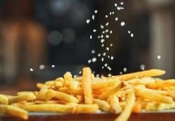 Meğer yıllardır yanlış kızartıyormuşuz! Restoran usulü çıtır patatesin o gizli sırrı...