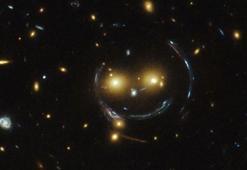 NASA paylaştı! Kameraya gülümseyen galaksi kümesi