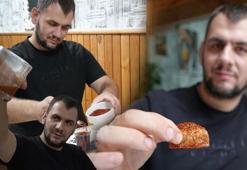 Çayın yanına kıtlama ‘pul biber’! Görenler inanamadı: Acısız tek günüm geçmiyor