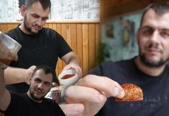 Çaya da tatlıya da pul biber katıyor! Görenler gözlerine inanamıyor
