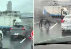İstanbul E-5'te trafik kilit! Kamyonet, metrobüs bariyerine çarptı
