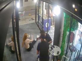 Cam kapıya çarptı, sonra güldü!