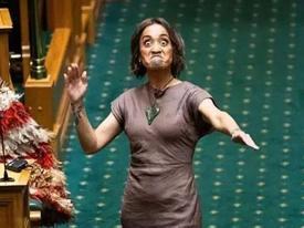 Yeni vekilden olay hareket! Meclis karıştı