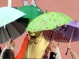 Öğrencilerden yağmurda örnek davranış!