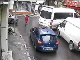 Ambulans geçsin diye dakikalarca uğraştı