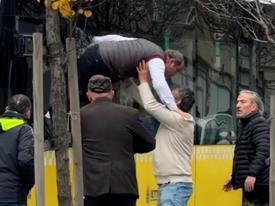 İETT şoförü camdan çıkıp kavgaya tutuştu!