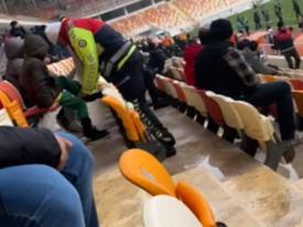 Polis üşüyen çocuğa çorabını verdi