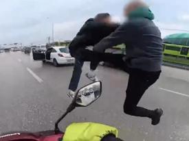 Trafikte tekme tokat kavga kamerada