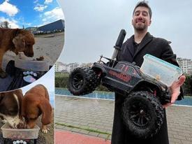 Sokakta oyuncak arabalı mama servisi