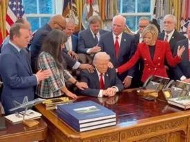 Trump'a dokunup dua ettiler